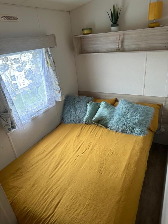 Angie'S Caravan At Seawick Hotel Saint Osyth Exterior photo