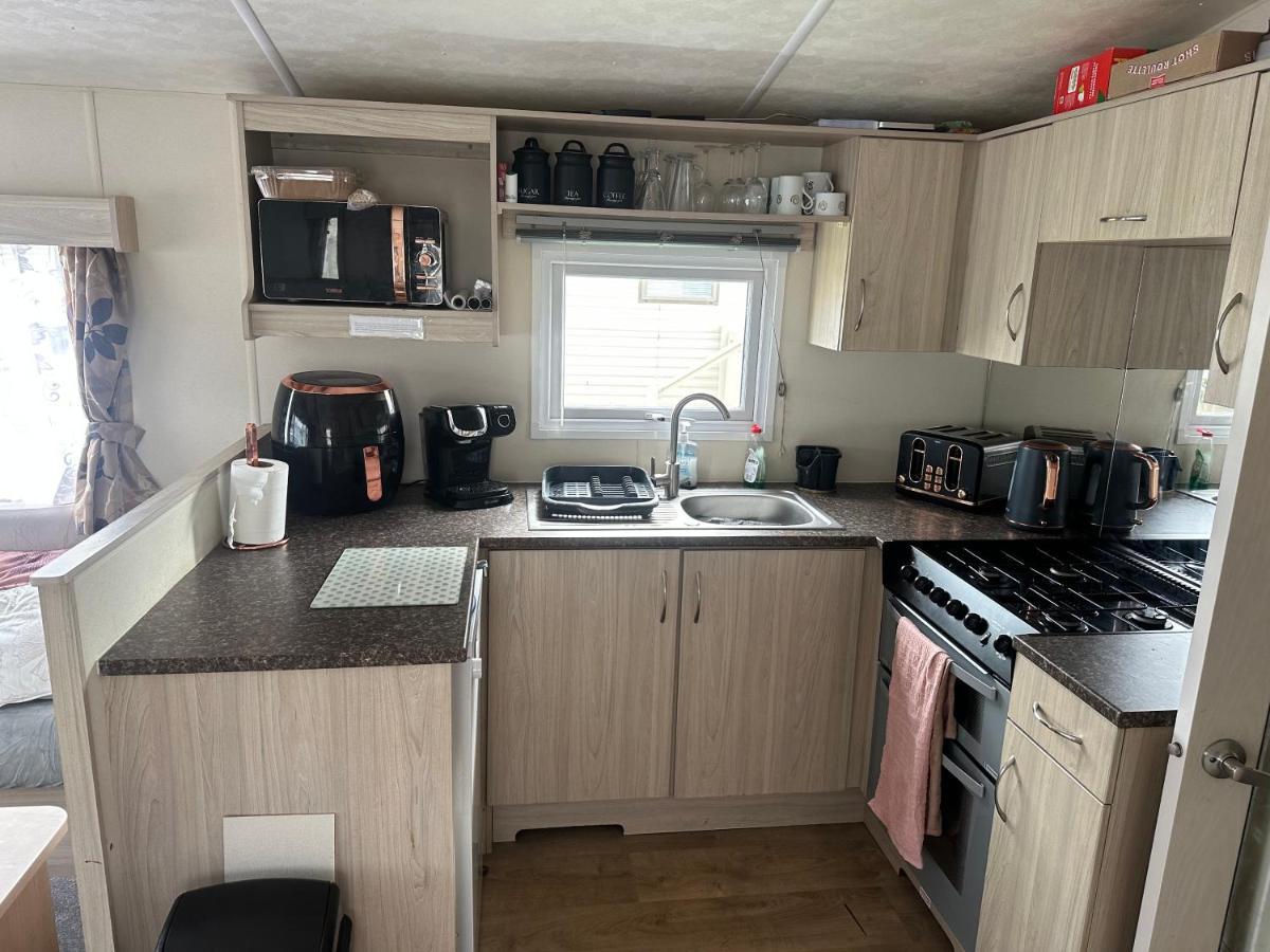 Angie'S Caravan At Seawick Hotel Saint Osyth Exterior photo