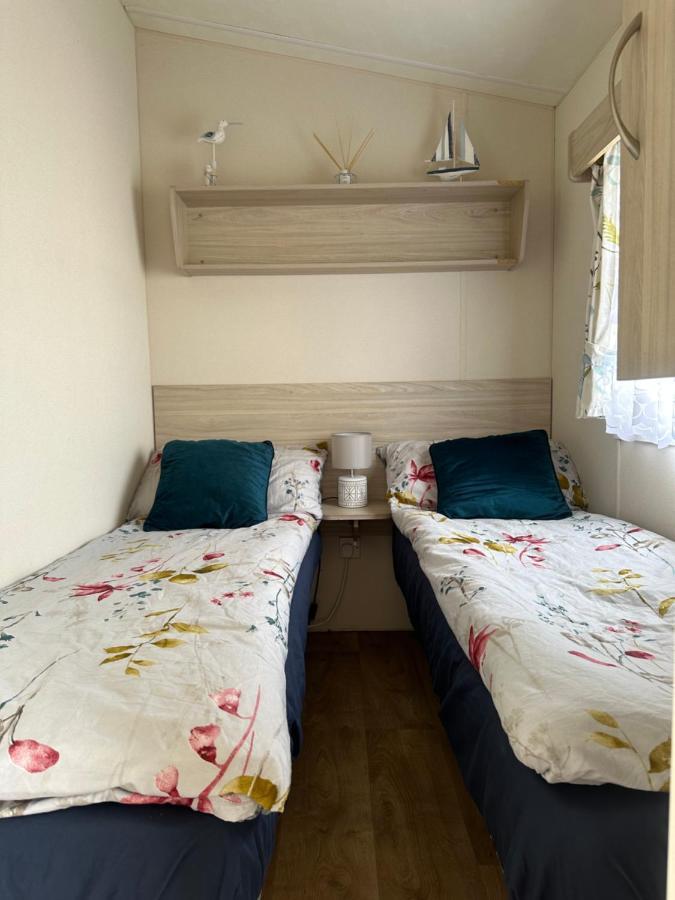 Angie'S Caravan At Seawick Hotel Saint Osyth Exterior photo